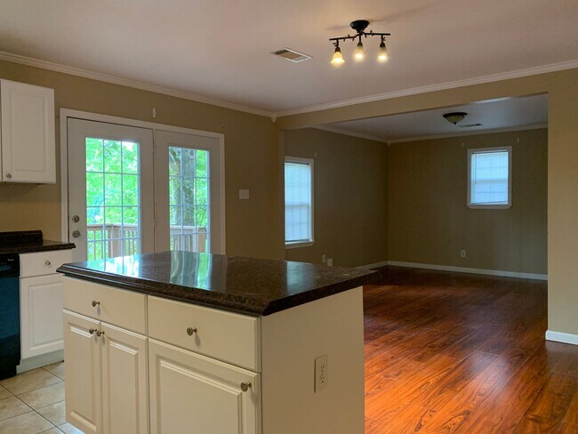 Building Photo - 1306 E Twin Lakes Dr