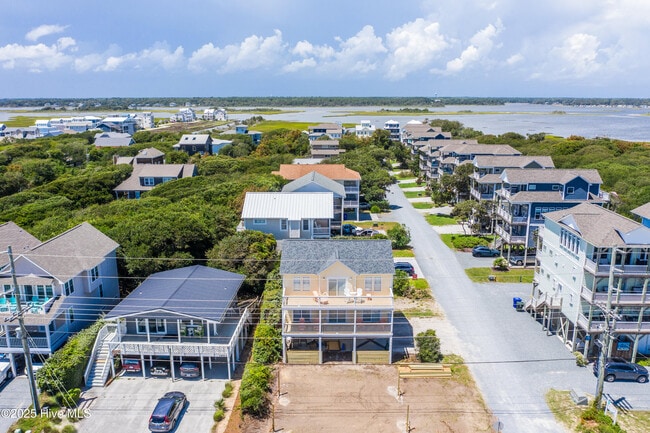 Building Photo - 1401 S Shore Dr