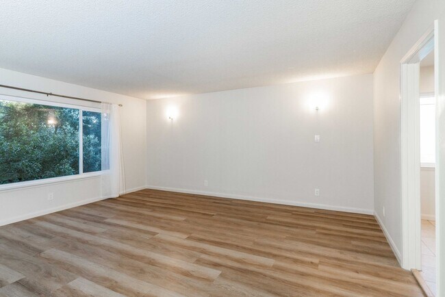 Building Photo - Top Floor 1BR/1BA. Renovated! DISHWASHER! ON-SITE LAUNDRY!