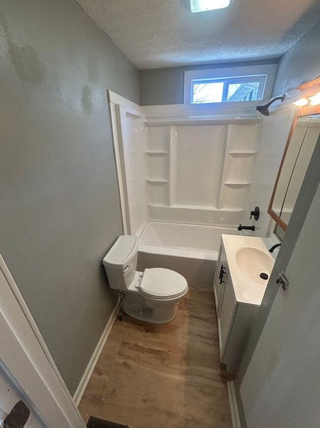 Building Photo - Charming 3-bedroom, 1-bathroom house located in Vine Grove, KY.