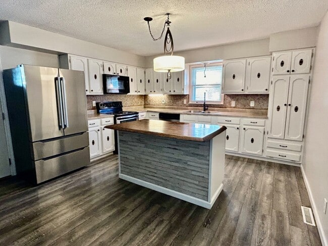 Building Photo - 825 David Ln