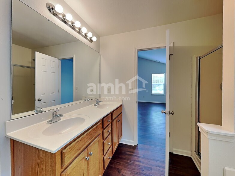 Building Photo - 5001 Autumn Oak Dr