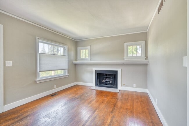 Building Photo - Charming remodeled craftsman blocks away f...