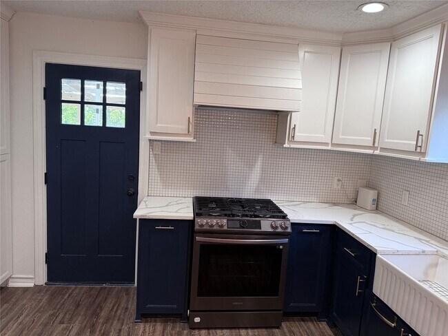 Building Photo - 2044 Des Jardines St