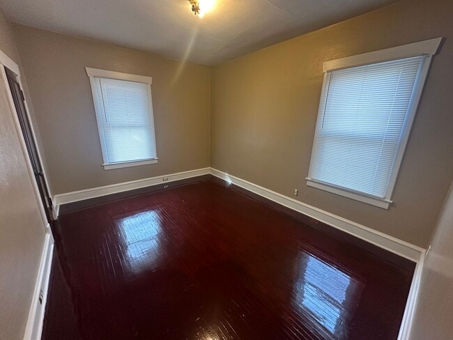 Building Photo - 3 Bed/1 Bath in Central Bloomington location!