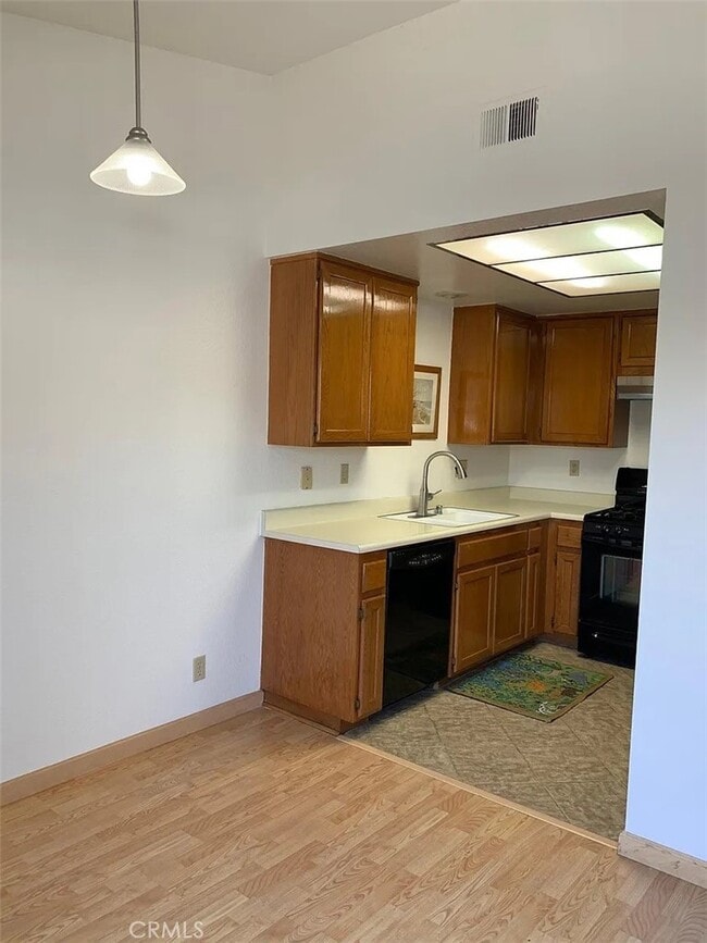 Building Photo - 543 Springbrook N