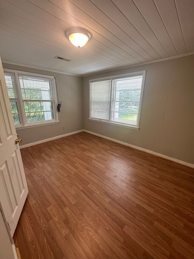 Building Photo - 4515 Skyline Dr