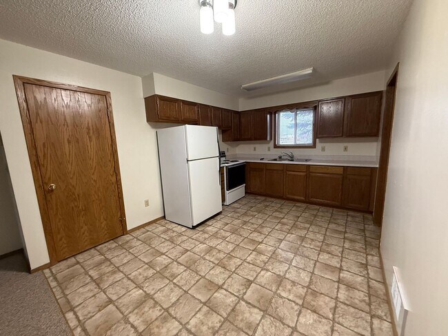Building Photo - Sunrise Estates - 215