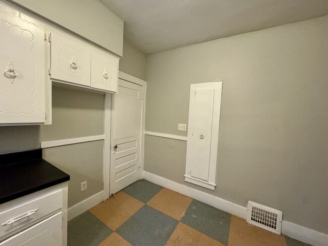 Building Photo - 14570 Lappin St