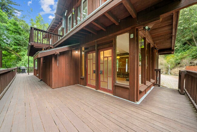 Building Photo - 975 Logan Creek Rd