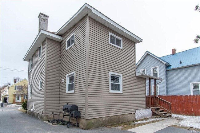 Building Photo - 215 Francis St