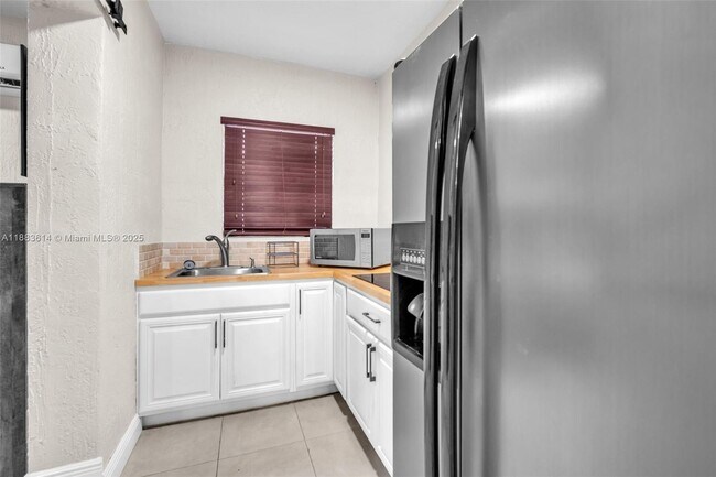 Building Photo - 4732 SW 35th Ave