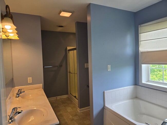Building Photo - 3 Bed, 2.5 Bath Single Family Home in Mart...