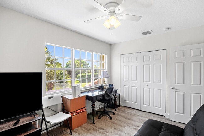 Building Photo - 4496 Hickory Dr
