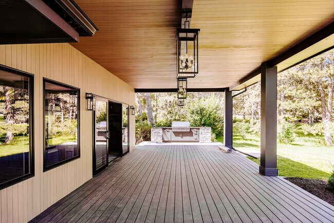 Building Photo - Custom Remodeled 4bd/4ba House in Greenwoo...