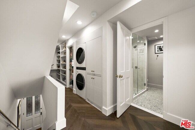 Building Photo - 202 San Vicente Blvd