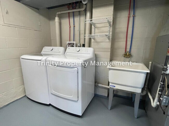 Building Photo - 305 Michael St