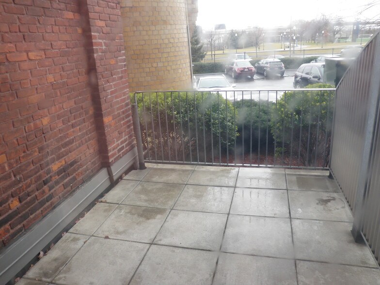 Building Photo - 156 Porter St