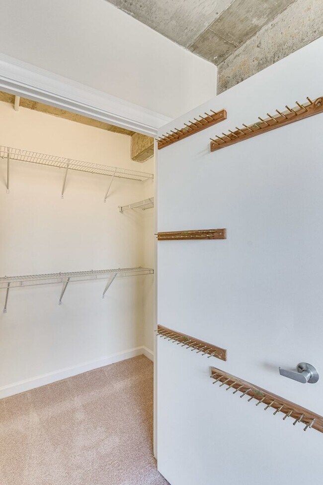 Building Photo - Modern 3 Bed 2 bath condo WITH 2 PARKING S...