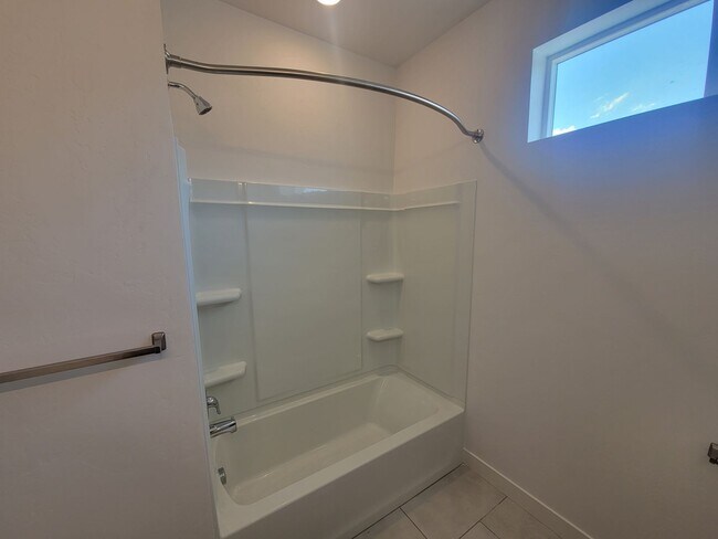 Building Photo - GORGEOUS Spacious Town Home