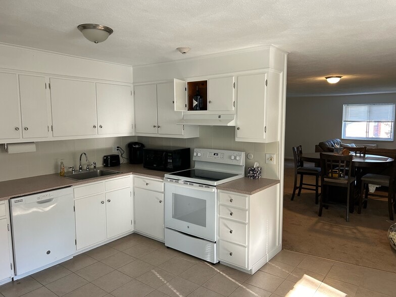 Building Photo - The Meadows Apartments