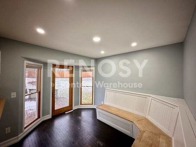 Building Photo - 5 Bedroom 3 Bathroom Single Family Home in Burnsville