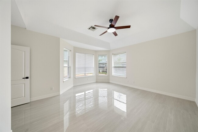 Building Photo - 5622 Lake Pl Dr