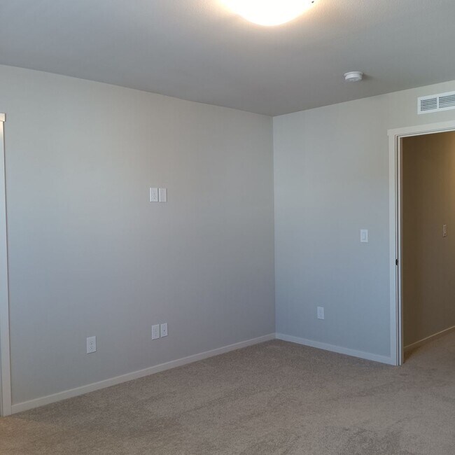 Building Photo - Beautiful Modern Home in Woodburn is Ready For You!!