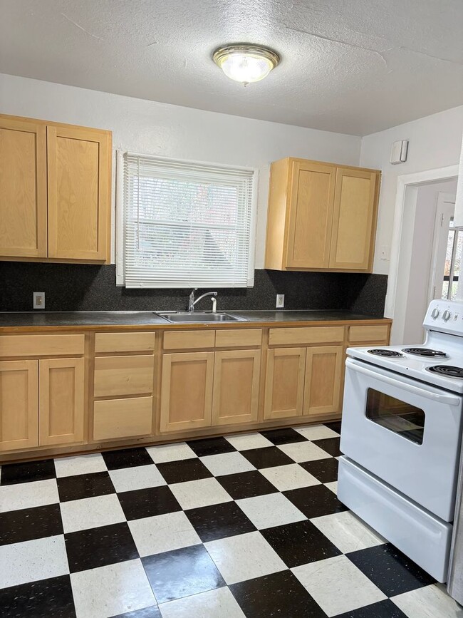 Building Photo - Beautiful Three-Bedroom House in the Piedmont Neighborhood