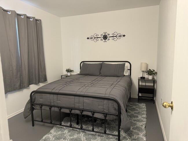 Building Photo - 6393 S Russell Rd