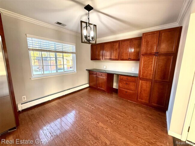 Building Photo - 2445 Torquay Ave