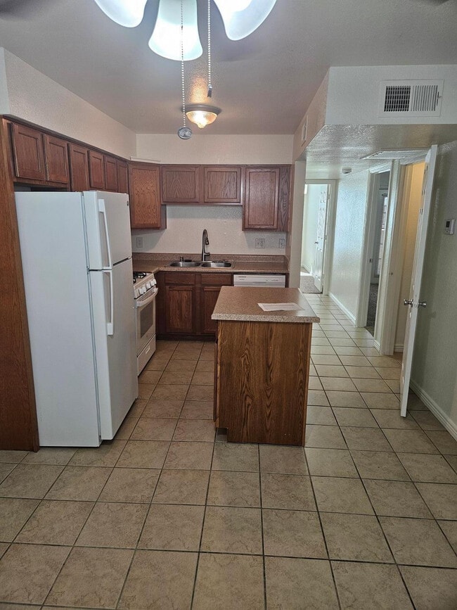 Building Photo - 1310 S Hardy Dr