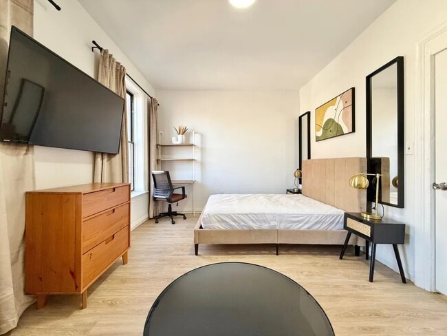 Building Photo - Furnished room/NOT APARTMENT