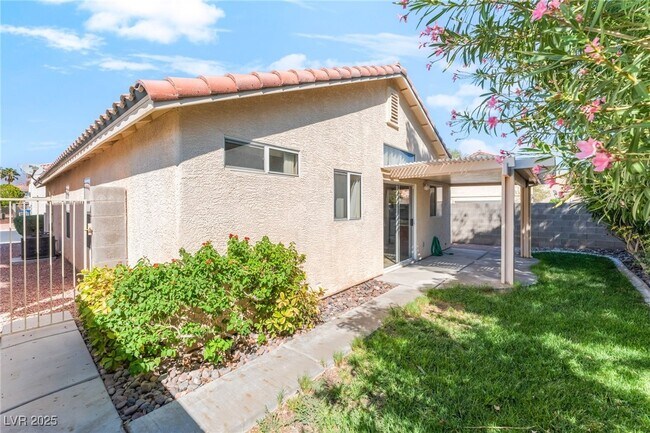 Building Photo - 5001 Light Springs Ave