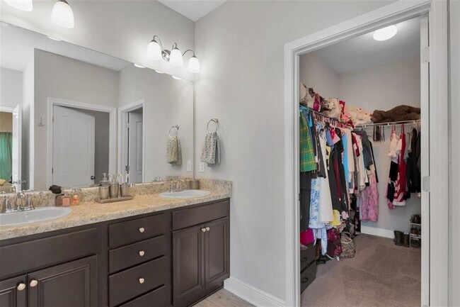 Building Photo - 8605 Bucklebury Dr