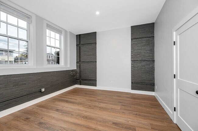 Building Photo - 241 W 6th St