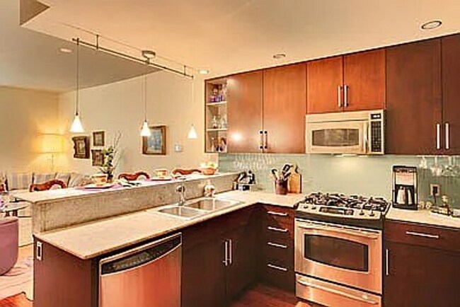 Building Photo - 900 Lenora St