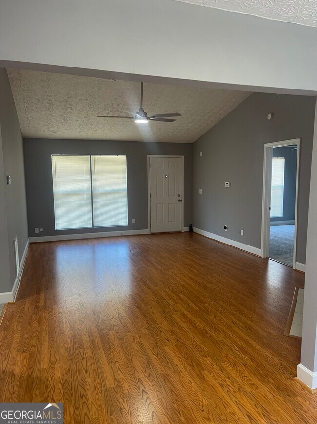 Building Photo - 320 Willow Springs Dr