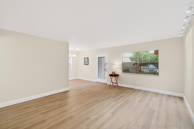Building Photo - 826 Normandy R