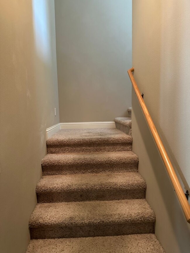 Building Photo - Located in the desirable Eagle Point Golf ...