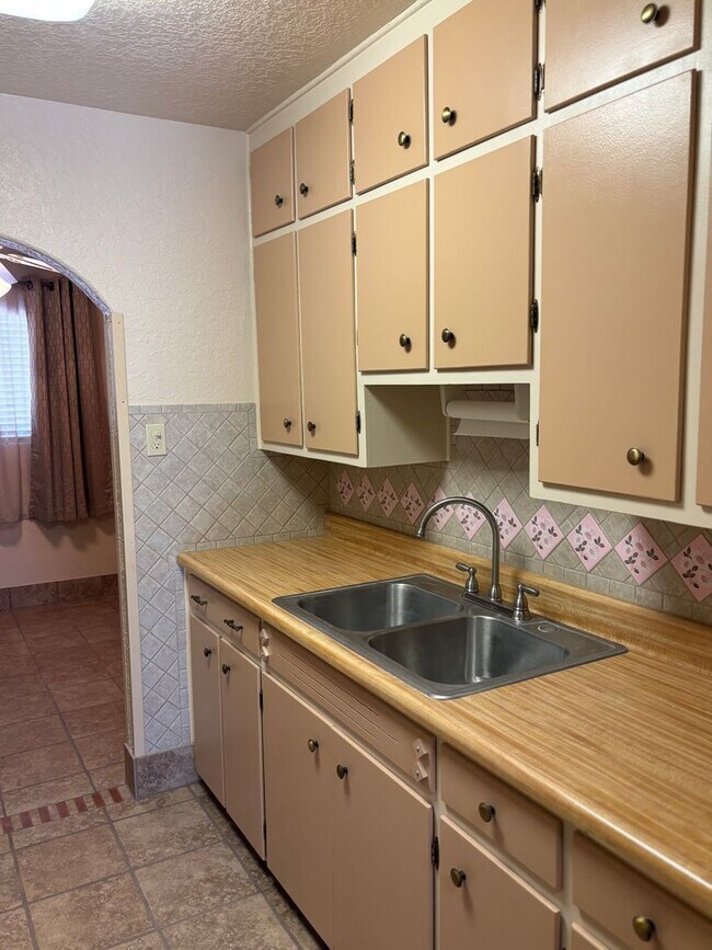 Building Photo - NEWLY REMODELED 1 BED 1 BATH