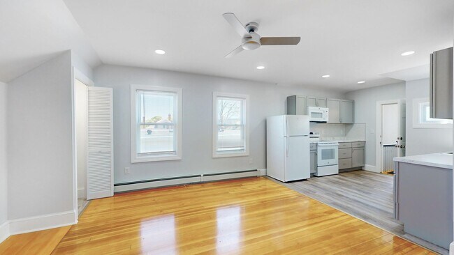 Building Photo - Avl 6/1 or sooner - Renovated 2BR in downt...
