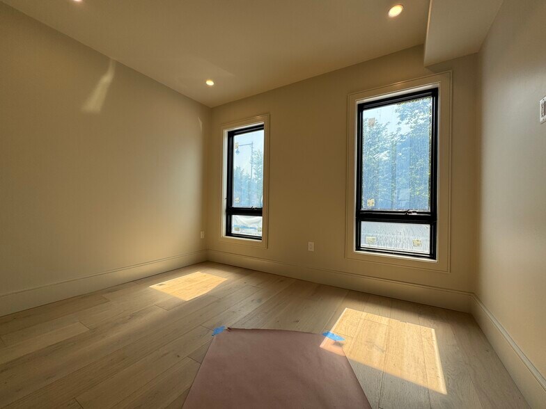 Building Photo - 300 Franklin St