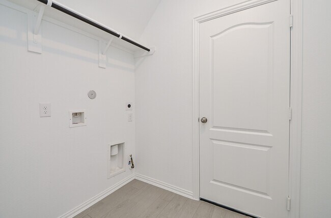 Building Photo - 7919 Royal Palm Dr