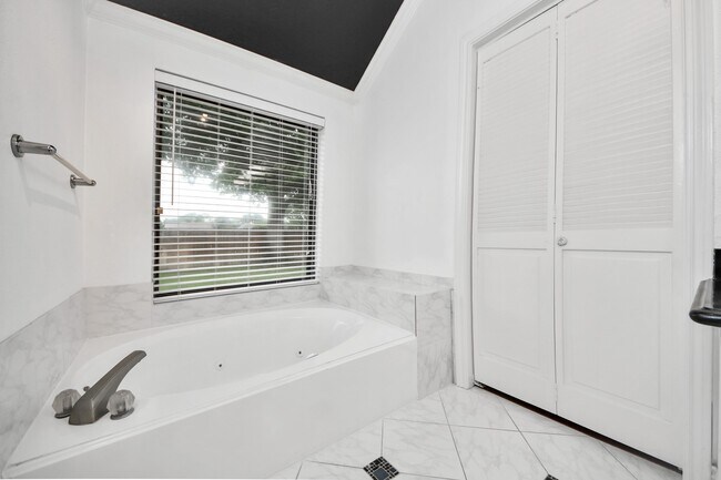 Building Photo - 15818 Sweetwater Creek Dr