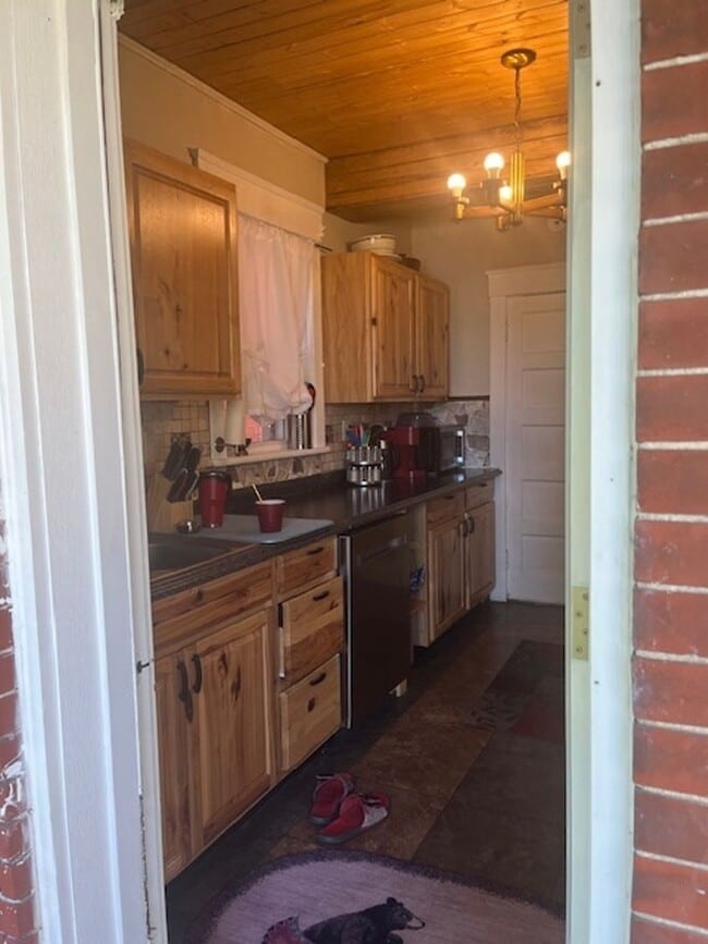 Building Photo - 121 E Scribner Ave