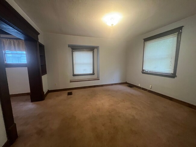 Building Photo - 1205 E Converse St
