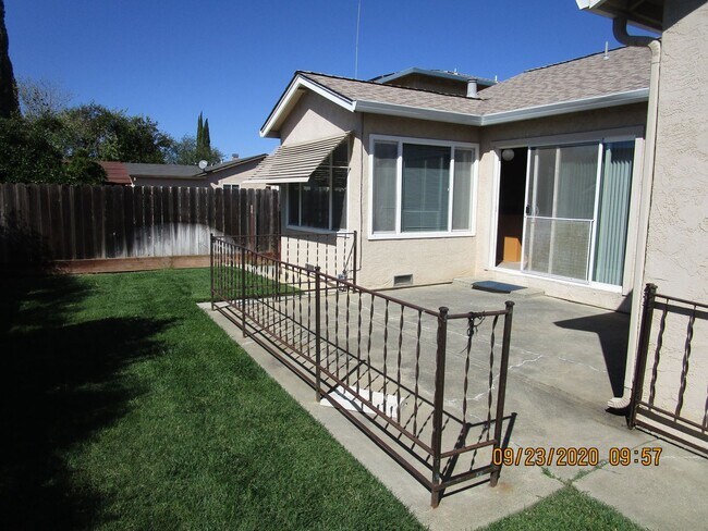Building Photo - Nice Floorplan, Cute Yards - 4 Bedroom/2 B...