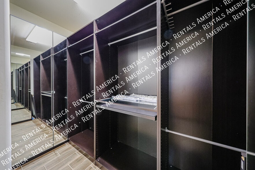 Building Photo - 2616 W Perola Dr