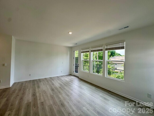 Building Photo - 1556 Blanche St